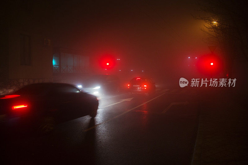 雾天夜里的红灯