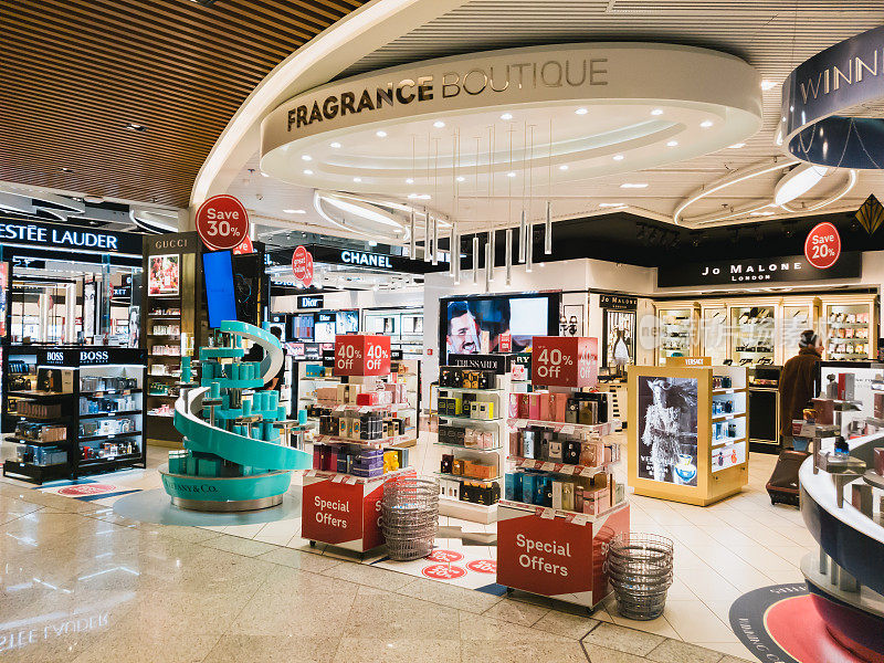雅典国际机场的希腊免税店区、香水精品店和化妆品
