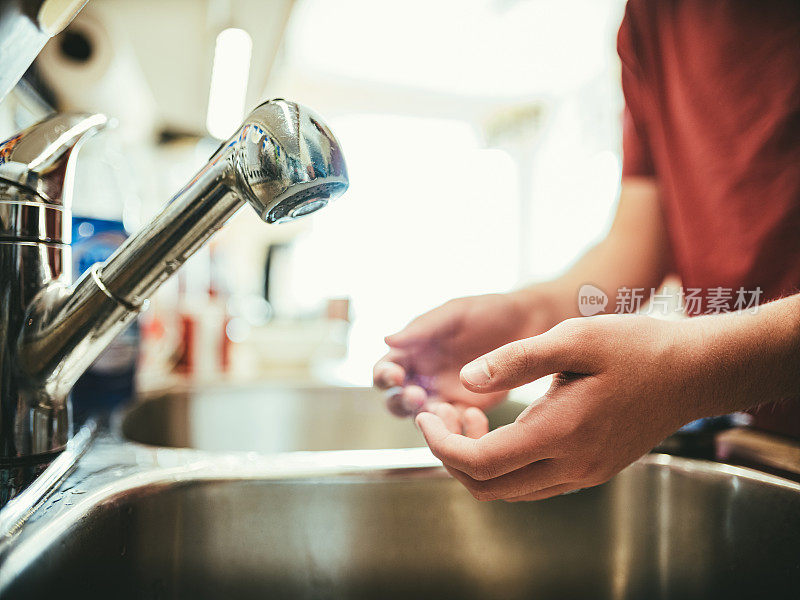 COVID-19，青少年在封锁期间洗手