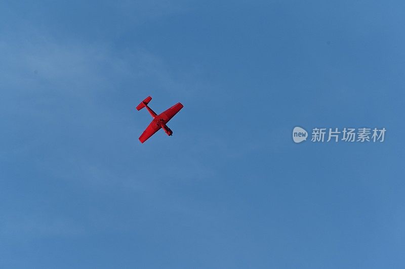 红色特技飞机在空中飞行