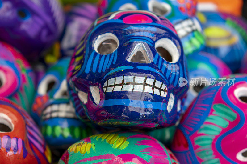用粘土或粘土涂上鲜艳的颜色来代表人类头骨是墨西哥的一种工艺，也是民间传说的一部分