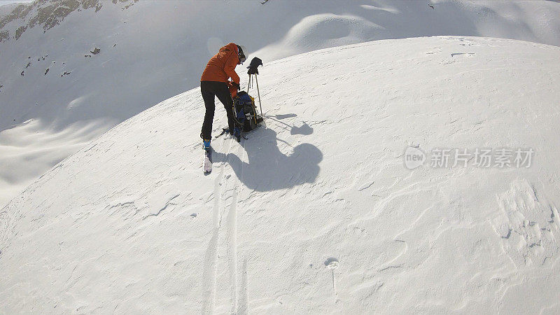 女野外滑雪者准备上山