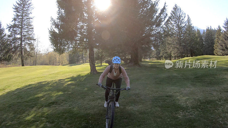 女山地自行车骑穿过森林草原