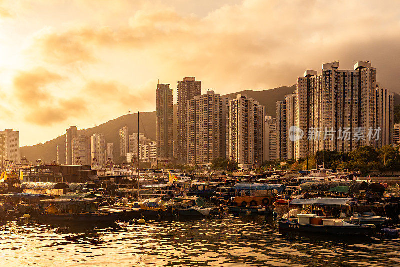 香港仔湾海港的日落景致。阿伯丁