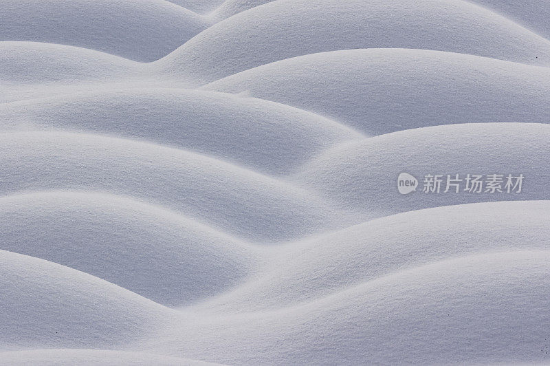 阿拉斯加道尔顿高速公路边，岩石上的积雪，柔软，轮廓，寒冷，纹理，