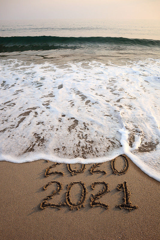 2021年和2020年新年，在沙滩上冲浪