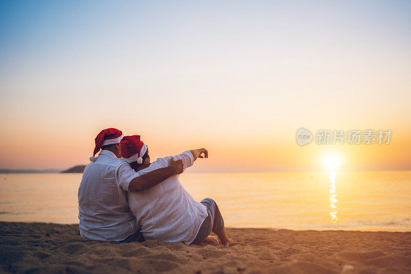 一对成熟的情侣在海滩上庆祝圣诞节