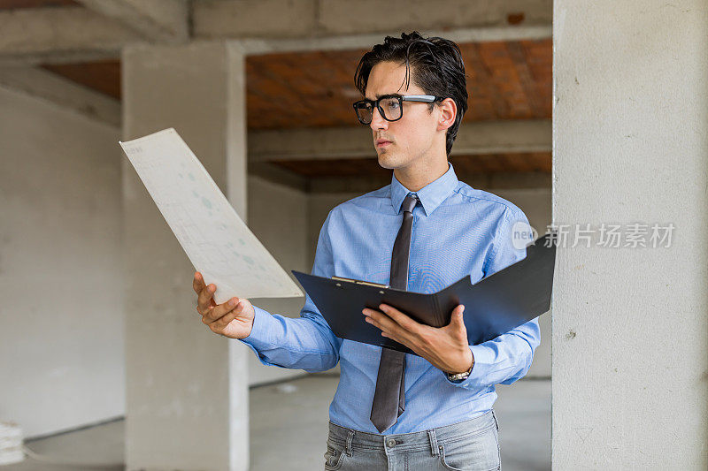 建筑工地之建筑师或土木工程师。