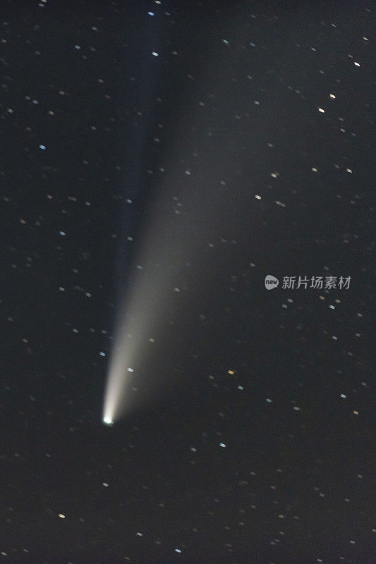 加拿大格雷文赫斯特，托伦斯·巴伦斯暗天保护区，日落后黑暗的夜空中的Neowise彗星