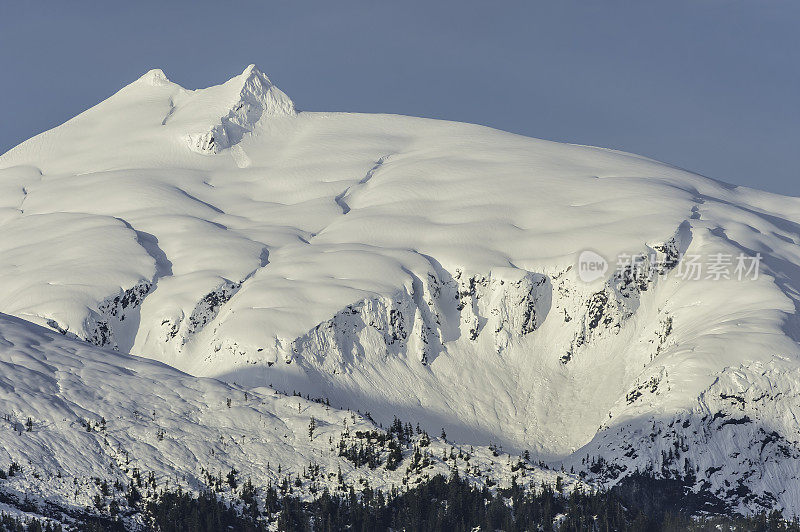 阿拉斯加巴拉诺夫岛的雪山。