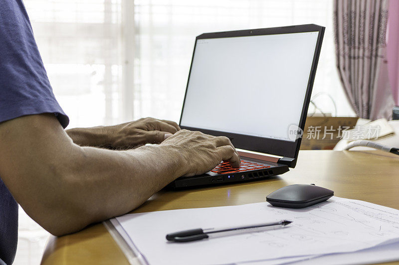 在家工作的人使用笔记本电脑或笔记本电脑连接到他的办公室。