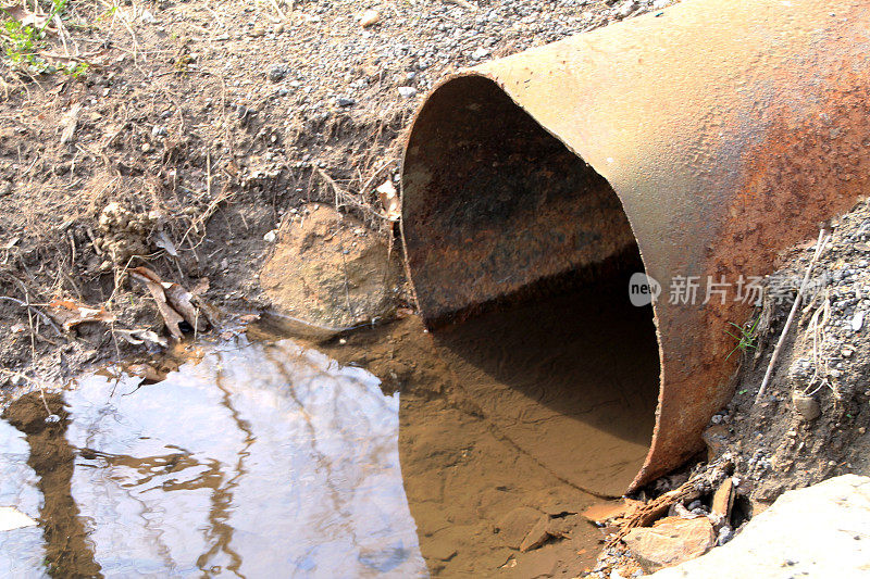 生锈的金属雨水排水管