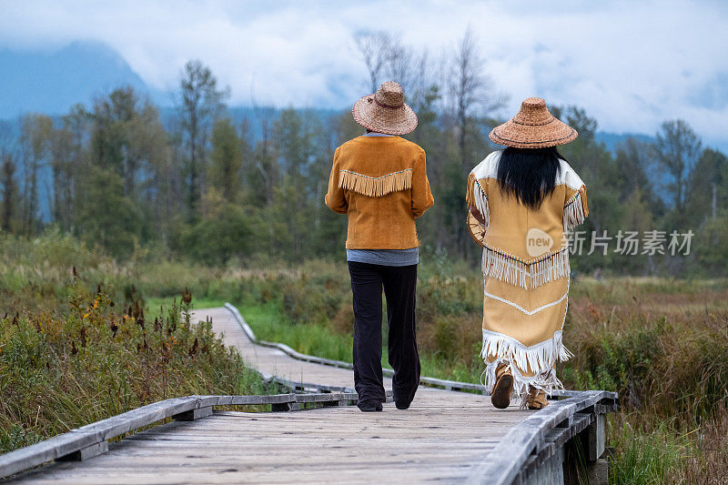 两个穿着传统服装的原住民妇女