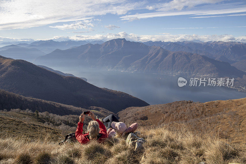 一对成熟的夫妇在阳光明媚的山脊上放松