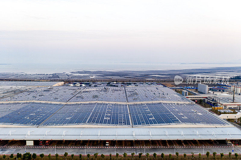 太阳能发电站安装在工业建筑的屋顶上