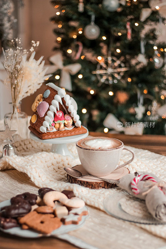 温馨的圣诞热巧克力，饼干和圣诞树