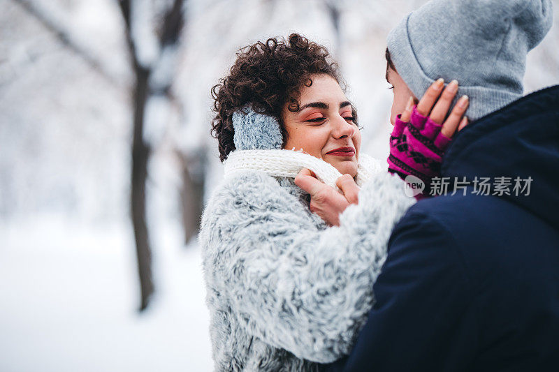 雪中的年轻夫妇