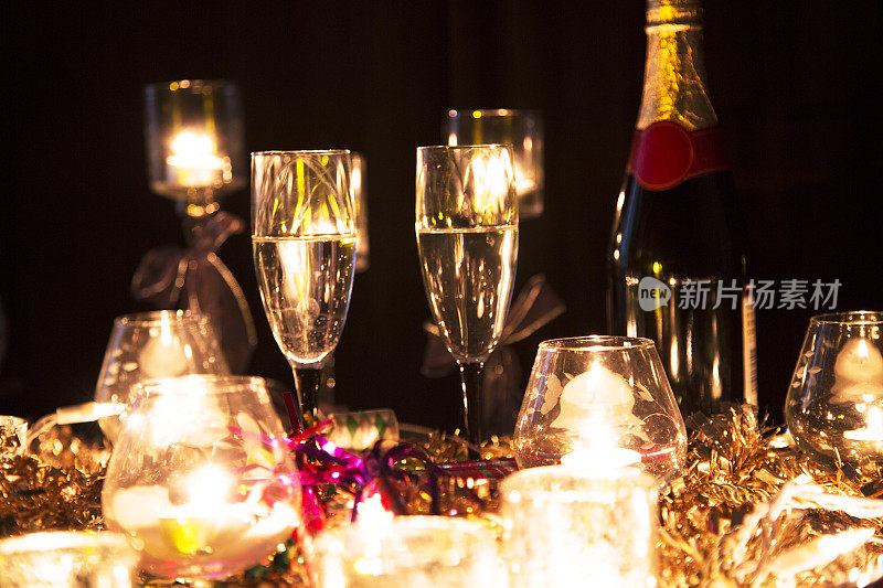 除夕夜的节日派对，香槟和蜡烛。