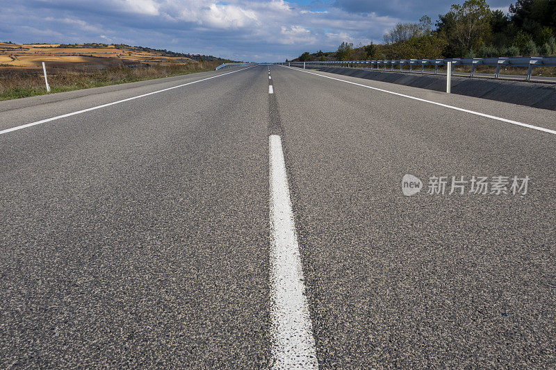 高速公路上空白的目的地标志