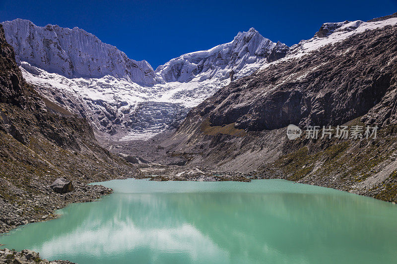 秘鲁安第斯山脉，有冰川和白雪皑皑的布兰卡山脉的拉卡泻湖