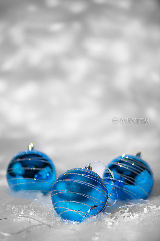 三个蓝色的圣诞树装饰品