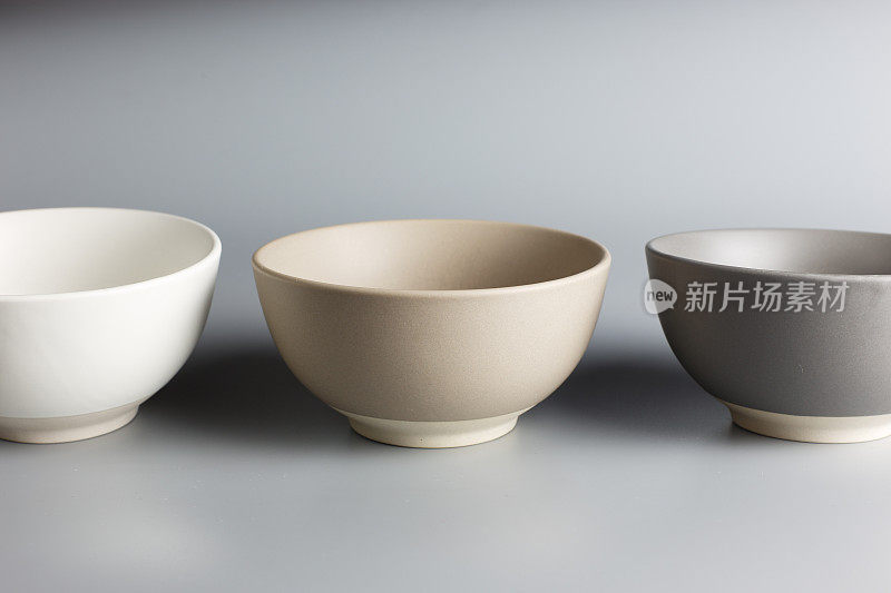 空的陶瓷碗
