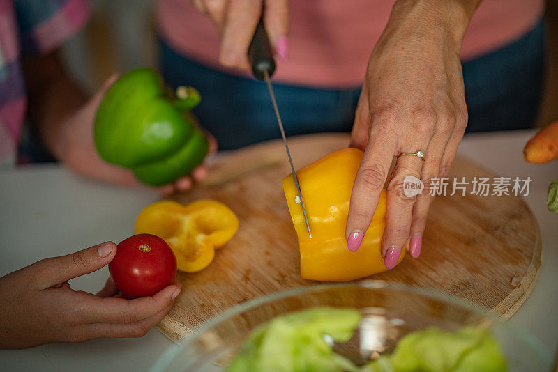 切蔬菜的特写