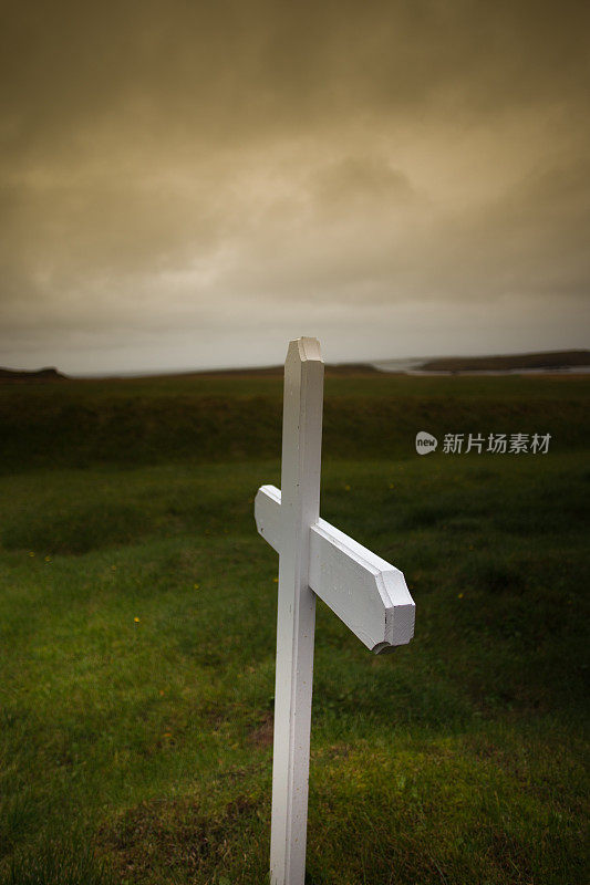 暴风雨天空下的冰岛十字墓碑