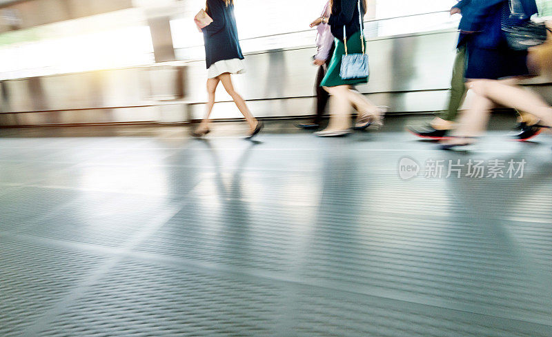 女商人走在城市人行桥上