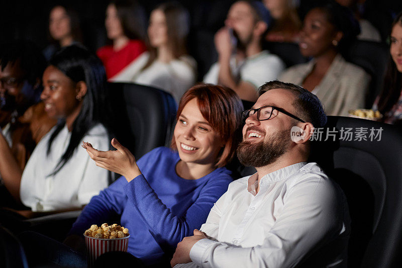 一对夫妇在电影院讨论电影。