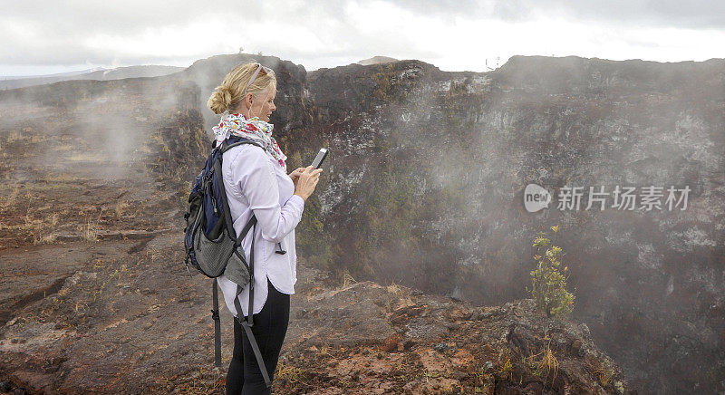 女人探索毛纳乌鲁火山边缘