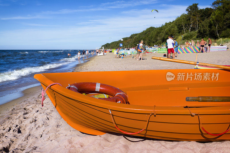 在波兰度假——海滩上救生员的救生船
