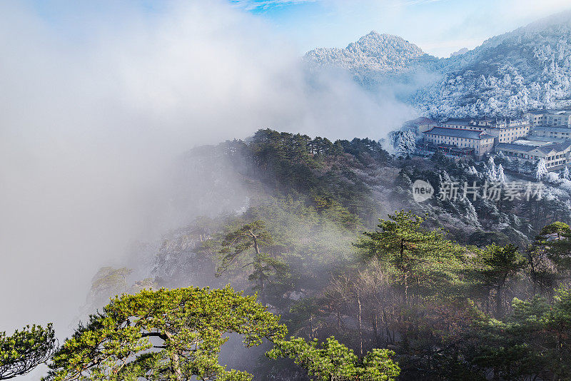 黄山国家公园山峰上的云雾。安徽省。