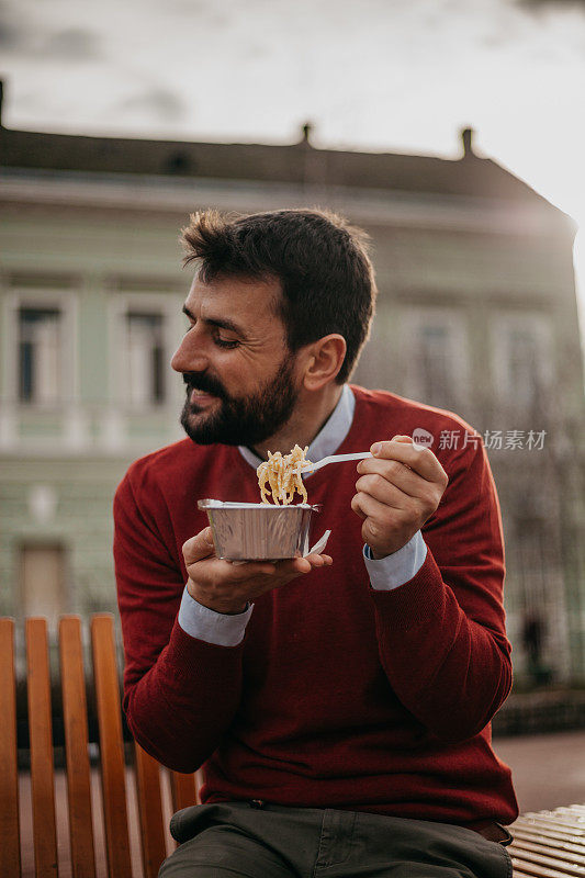 闻一种食物并享受它的味道