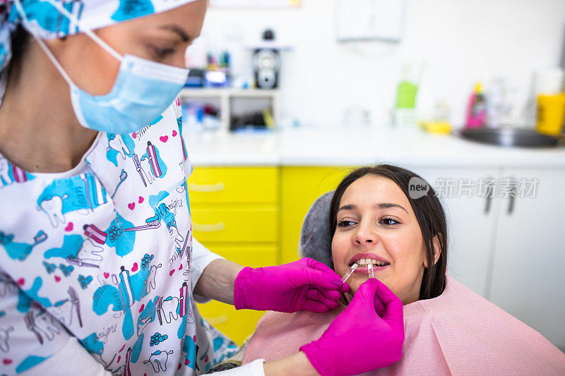 牙科医生决定病人牙齿颜色的牙医