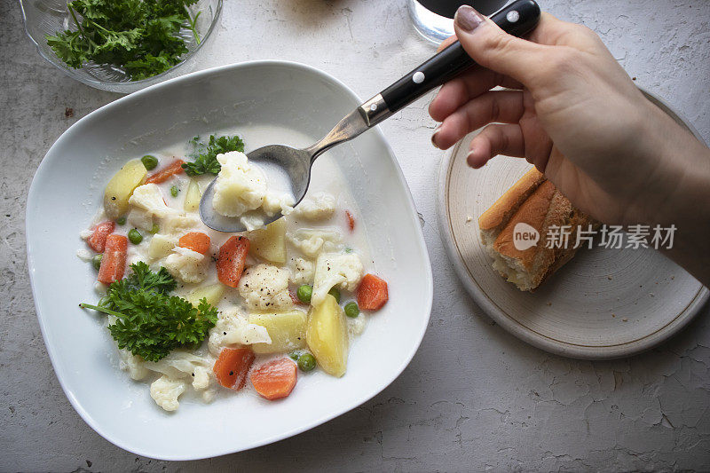 吃素食奶油蔬菜汤