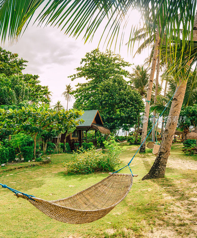 菲律宾的热带风光，美丽的棕榈滩和吊床