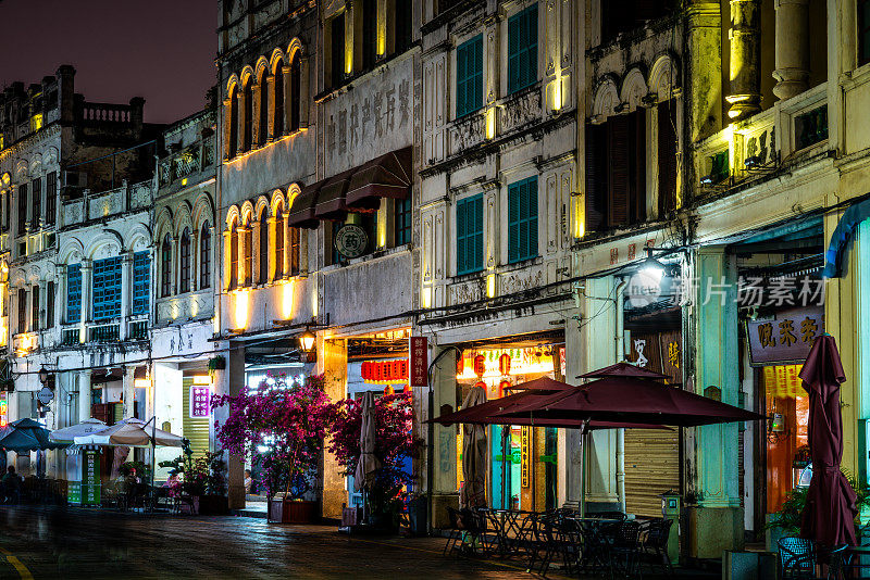 中国海南海口老城的七楼或中山老街街景，在晚上被殖民时期的建筑照亮