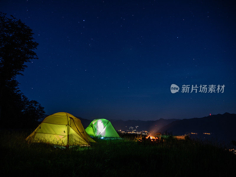 山顶上的帐篷，夜景