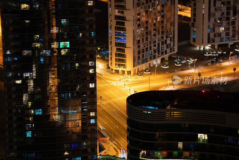 阿拉伯联合酋长国阿布扎比的阿尔利姆岛的城市天际线和街道