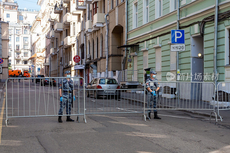 国民警卫队士兵封锁了莫斯科大街