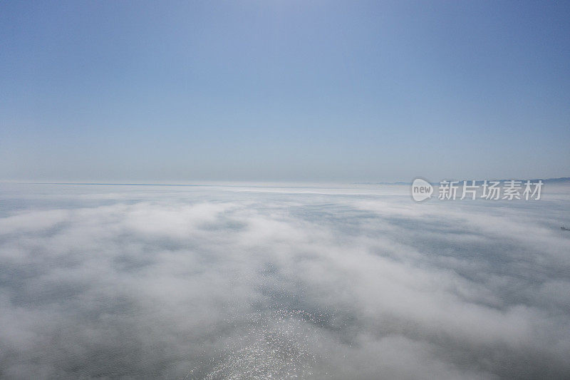 黑海上空的低云。雾在海