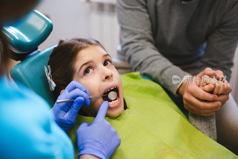 小女孩正在牙科医生那里检查牙齿。特写镜头。