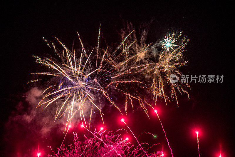 摘要五彩缤纷的烟花背景，拍子在夜空中爆炸