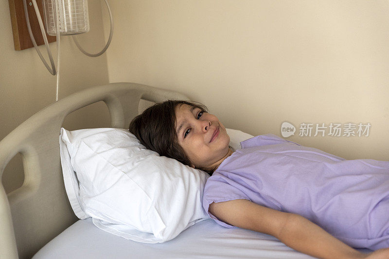在病房的病床上等待手术的男孩