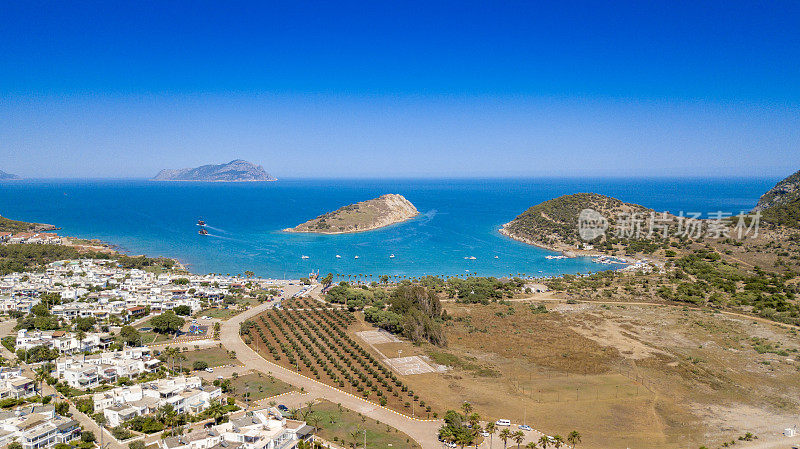 Tisan海岸线和岛屿部分与蓝色地中海无人机从Mersin，土耳其