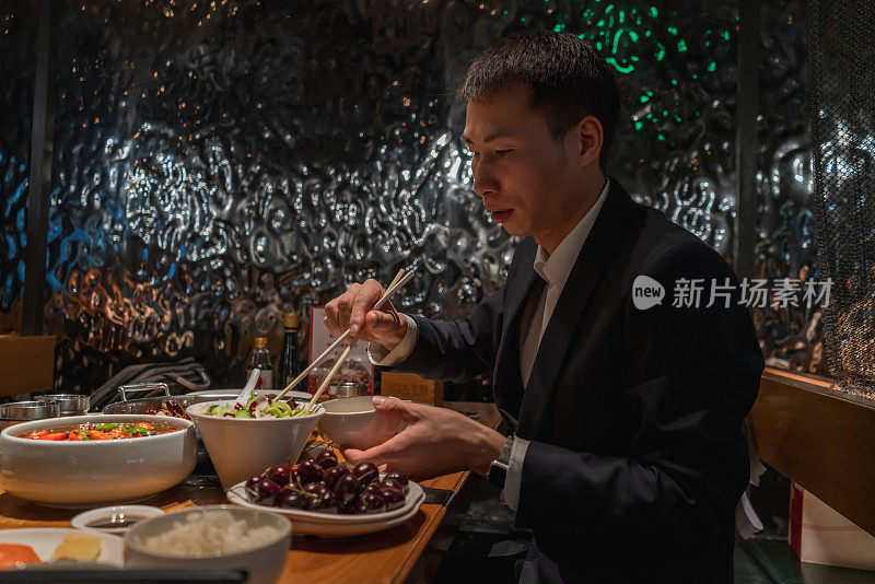 亚洲人在中餐馆吃饭