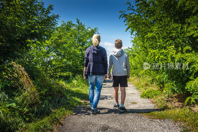 母子徒步旅行