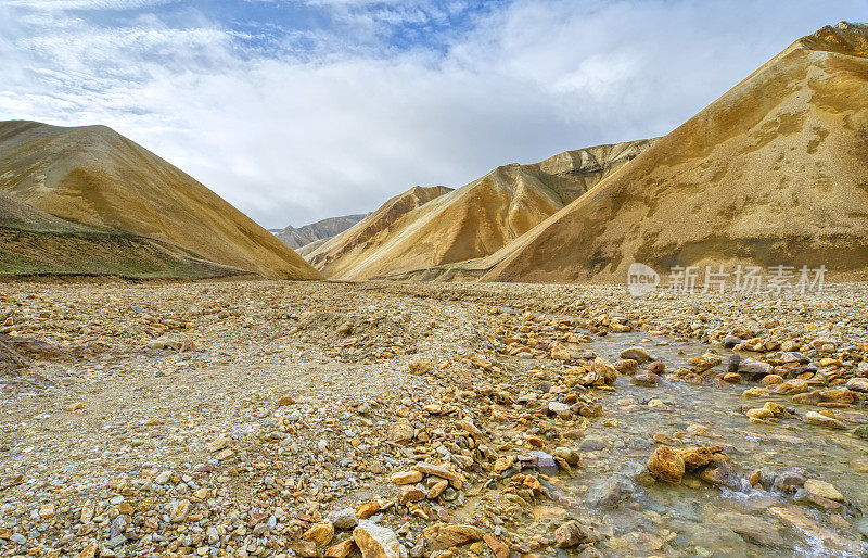 欧洲美丽独特的岛国冰岛的高地上的Landmannalaugar的令人叹为观止的彩色山丘