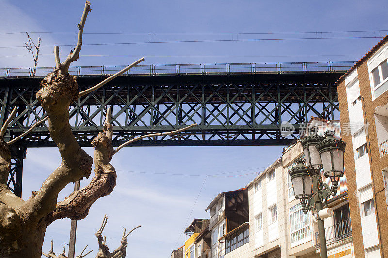 西班牙雷东德拉镇的铁路高架桥